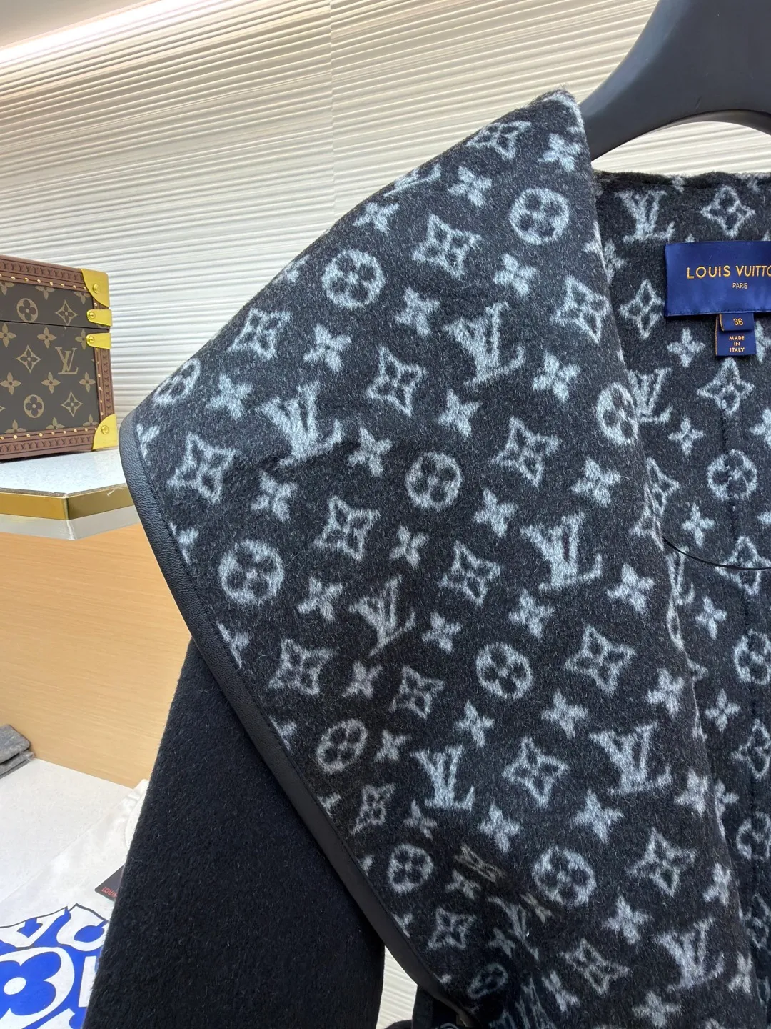 LOUIS VUITTON Wool lace-up hooded coat (short style) ●Original version: purchased and developed by 36659 ●Item number: 1682298-I45 ●Fabric: wool fabric ●Technology: jacquard production ●Color: black ●Type: loose version ●Weight: about 1280 grams ●Size: 34-36-38-40 ●Description: This presbyopic wool coat is made of double-sided blended wool fabric imported from Italy. The main part is made of high-density matte black wool, which has been pre-shrunk and steam-set to ensure that the fabric is stiff and not easily deformed. The large lapel and belt areas use jacquard weaving technology to present the classic presbyopic pattern as a three-dimensional texture. The pattern is digitally positioned and plated to ensure that the texture is symmetrical and clear. The body of the garment is unlined and double-sided sewn to reduce the weight of the garment while improving skin-friendliness. The cuffs and hem are hand-stitched to reveal exquisite details. The waist is customized with a wide belt of the same fabric, with an adjustable buckle design with invisible stitching, allowing the silhouette to be freely adjusted; the neckline adopts a double-layer composite structure, combined with the fixation process of hand-made arch stitches, to make the large lapels more three-dimensional. Every splicing follows the precision sewing standard of 1cm/8 stitches, perfectly integrating craftsmanship and design aesthetics. The overall wiring is straight and delicate, the fabric is comfortable and soft, and the color is consistent without color difference. It can be matched with the same style to create a fashionable look and control various occasions. Customized accessories, complete with three standards, same style for men and women!